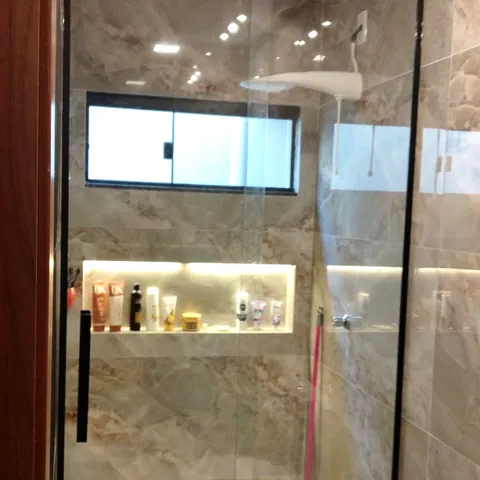 Box de banheiro em vidro temperado com perfil preto instalado pela CCS.