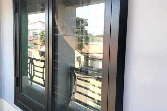 Janela de alumínio preto instalada em varanda pela CCS Vidros.