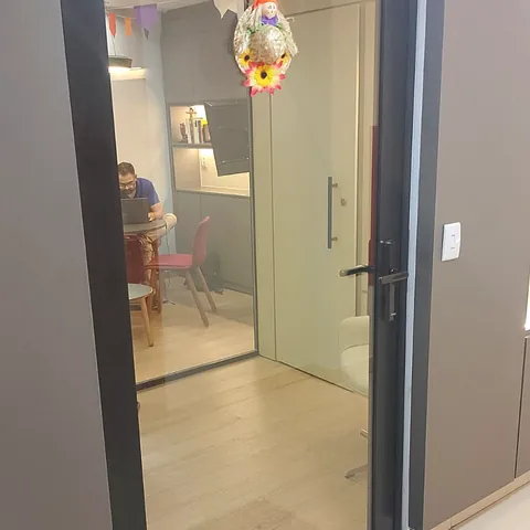 Porta de vidro de sala comercial.
